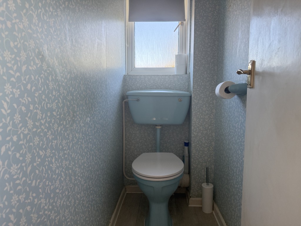 Lot: 146 - THREE-BEDROOM END-TERRACE HOUSE WITH GARAGE - First floor WC